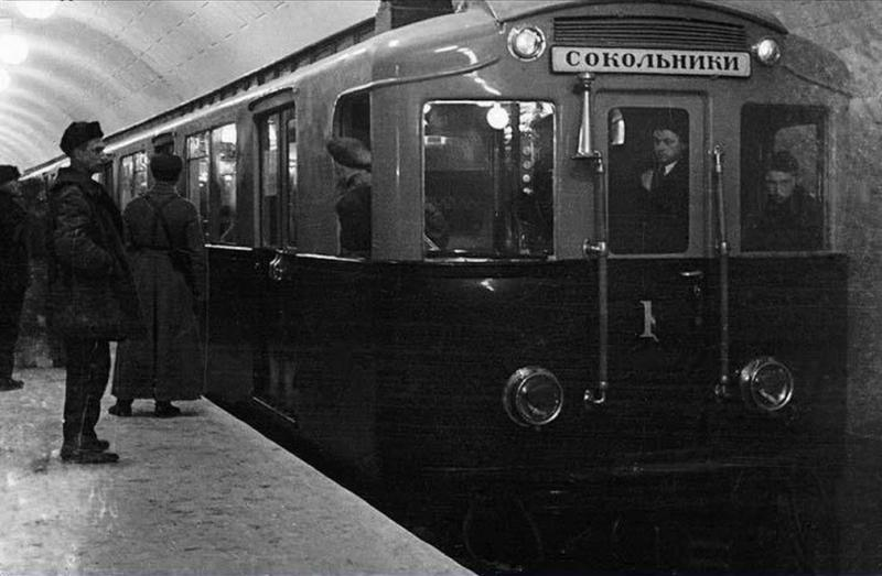Старые поезда метро - фото