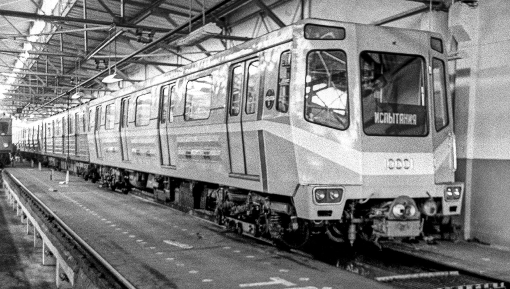 Старые поезда метро - фото