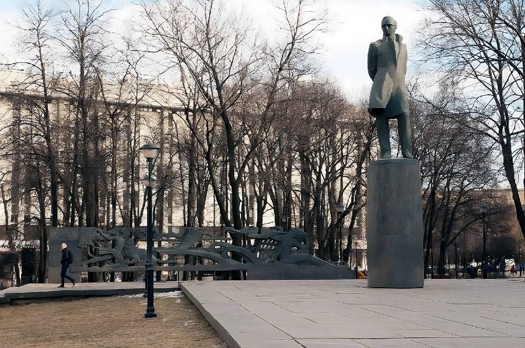 Лермонтов памятник в Москве