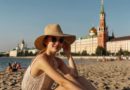 девушка загорает на пляже на фоне Кремля